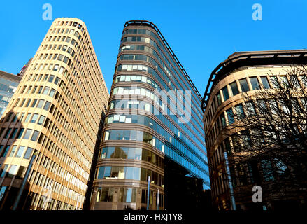 Bellissimi edifici alti sullo sfondo del cielo blu fotografato in close-up Foto Stock