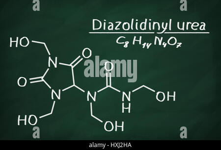Modello strutturale di diazolidinil urea sulla lavagna. Foto Stock