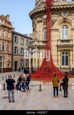 Papaveri finestra piangendo dall artista Paul Cummings & designer Tom Piper per commemorare la Prima Guerra Mondiale Foto Stock