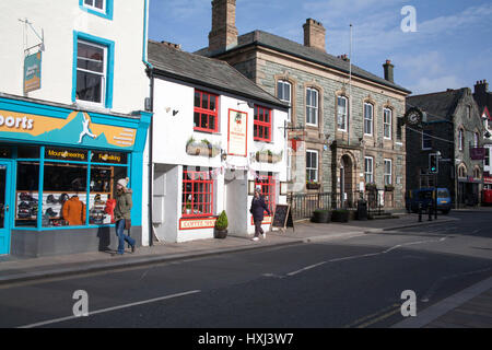 Negozi bar ristoranti e pub racconta situato lungo la strada principale Keswick vicino al luogo di mercato Keswick nel distretto del Lago Cumbrai Inghilterra Foto Stock