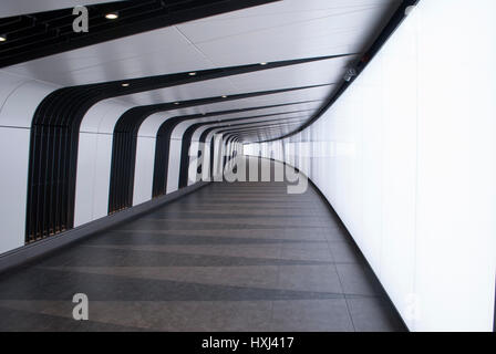 Tunnel pedonale con luce integrata parete nella stazione di King Cross, progettato da alleati & Morrison Foto Stock