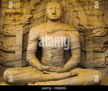 Budda seduto scultura scavata nella roccia in Polonnaruwa Gal Viharaya, Sri Lanka Foto Stock