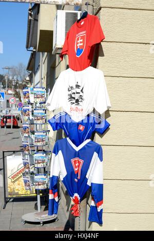 Il calcio per le T-shirt e libri di viaggio per la vendita al di fuori di un negozio di souvenir a Bratislava, in Slovacchia Foto Stock