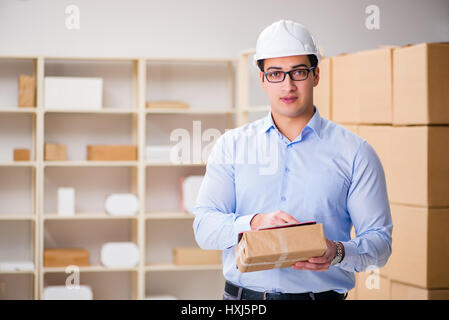 Giovane lavoratore nell'ufficio postale che si occupano di pacchi Foto Stock