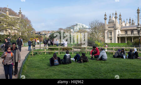 Brighton, Regno Unito. 28 Mar, 2017. I visitatori godere il sole in Pavilion Gardens Brighton come la calda primavera meteo continua in tutta la Gran Bretagna oggi con alcune aree aspetta di raggiungere fino a 19 gradi Credito: Simon Dack/Alamy Live News Foto Stock