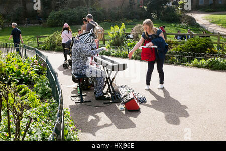 Brighton, Regno Unito. 28 Mar, 2017. Il ben noto Mellow Zebra intrattiene i visitatori in Pavilion Gardens Brighton come la calda primavera meteo continua in tutta la Gran Bretagna oggi con alcune aree aspetta di raggiungere fino a 19 gradi Credito: Simon Dack/Alamy Live News Foto Stock