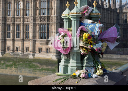 Londra, Regno Unito. Il 28 marzo 2017. Omaggi floreali sul Westminster Bridge, dopo l'attacco terroristico Credito: Ian Davidson/Alamy Live News Foto Stock