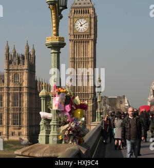 Londra, Regno Unito. Il 28 marzo 2017. Omaggi floreali sul Westminster Bridge, dopo l'attacco terroristico Credito: Ian Davidson/Alamy Live News Foto Stock