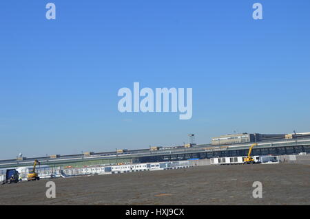 Berlino, Germania. 28 Mar, 2017. Costruzione di un nuovo contenitore village per 1120 rifugiati in corso presso l'ex aeroporto Tempelhof di Berlino in Germania Credito: Markku Rainer Peltonen/Alamy Live News Foto Stock