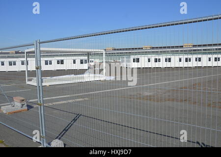 Berlino, Germania. 28 Mar, 2017. Costruzione di un nuovo contenitore village per 1120 rifugiati in corso presso l'ex aeroporto Tempelhof di Berlino in Germania Credito: Markku Rainer Peltonen/Alamy Live News Foto Stock