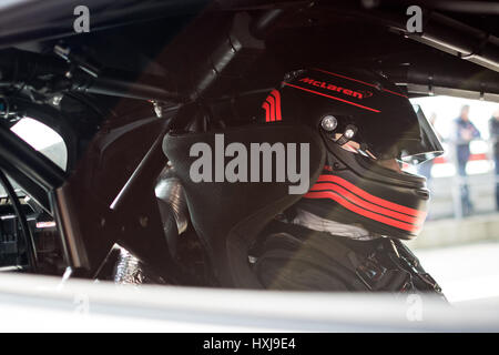 Norwich, Norfolk, Regno Unito. 28 marzo, 2017. British GT racing driver Gareth Howell e In2Racing durante il 2017 Media ufficiali giorno del British GT Championship sul circuito di Snetterton Credito: Gergo Toth/Alamy Live News Foto Stock