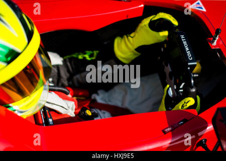 Norwich, Norfolk, Regno Unito. 28 marzo, 2017. Formula 4 driver durante il 2017 Media ufficiali giorno del British GT Championship sul circuito di Snetterton Credito: Gergo Toth/Alamy Live News Foto Stock