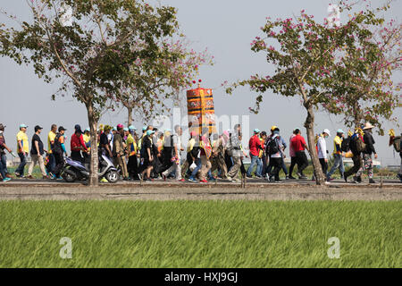 Chiayi County, Taiwan. 27 Mar, 2017. Una processione di decine di migliaia di seguaci della dea Matsu, protettore dei marinai e pescatori, unendo i nove giorni Dajia Matsu pellegrinaggio passa attraverso la campagna Chiayi nel sud di Taiwan il lunedì, 27 marzo. Il Matsu pellegrinaggio è uno dei più grandi del mondo di feste religiose e secondo gli organizzatori, attira circa 1 milioni di visitatori nel corso dei nove giorni. Credito: Perry Svensson/Alamy News Foto Stock