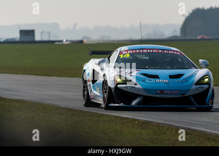 Norwich, Norfolk, Regno Unito. 28 marzo, 2017. British GT racing drivers Richard Marsh/Gareth Howell e In2Racing rigidi durante il 2017 Media ufficiali giorno del British GT Championship sul circuito di Snetterton Credito: Gergo Toth/Alamy Live News Foto Stock