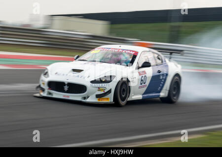 Norwich, Norfolk, Regno Unito. 28 marzo, 2017. British GT racing drivers Matty Graham e unità Ebor durante il 2017 Media ufficiali giorno del British GT Championship sul circuito di Snetterton Credito: Gergo Toth/Alamy Live News Foto Stock