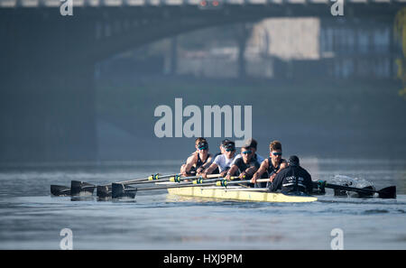 Londra, Regno Unito. 28 Mar, 2017. Oxford University Boat Club su una gita in pratica prima della ricerca contro il cancro, UK. 28 Mar, 2017. Le regate che si terrà il 2 aprile 2017. Lista Equipaggio:- OUBC barca blu: 8 Vassilis Ragoussis (corsa), 7 James Cook, 6 Mike DiSanto, 5 Olivier Siegelaar, 4 Josh Bugajski, 3 Oliver Cook, 2 Matthew O'Leary, 1 William Warr (prua), Sam Collier (COX), Credit: Duncan Grove/Alamy Live News Foto Stock