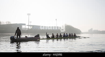 Londra, Regno Unito. 28 Mar, 2017. Oxford University Boat Club su una gita in pratica prima della ricerca contro il cancro, UK. 28 Mar, 2017. Le regate che si terrà il 2 aprile 2017. Lista Equipaggio:- OUBC barca blu: 8 Vassilis Ragoussis (corsa), 7 James Cook, 6 Mike DiSanto, 5 Olivier Siegelaar, 4 Josh Bugajski, 3 Oliver Cook, 2 Matthew O'Leary, 1 William Warr (prua), Sam Collier (COX), Credit: Duncan Grove/Alamy Live News Foto Stock