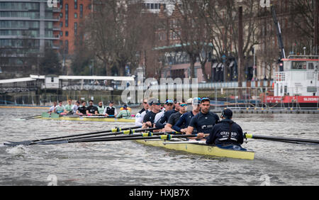 Londra, Regno Unito. 28 Mar, 2017. Oxford University Boat Club su una gita in pratica prima del Cancer Research UK le regate che si terrà il 2 aprile 2017. OUBC barca blu in primo piano nella foto(insolitamente) con CUBC barca blu immediatamente adiacenti sulla pratica individuale escursioni. Lista Equipaggio:- OUBC barca blu: 8 Vassilis Ragoussis (corsa), 7 James Cook , 6 Mike DiSanto, 5 Olivier Siegelaar, 4 Josh Bugajski, 3 Oliver Cook , 2 MATTEO O'Leary , 1 William Warr (prua), Sam Collier (COX), Credit: Duncan Grove/Alamy Live News Foto Stock