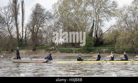 Londra, Regno Unito. 28 Mar, 2017. Oxford University Boat Club su una gita in pratica prima del Cancer Research UK le regate che si terrà il 2 aprile 2017. Lista Equipaggio:- OUBC barca blu: 8 Vassilis Ragoussis (corsa), 7 James Cook , 6 Mike DiSanto, 5 Olivier Siegelaar, 4 Josh Bugajski, 3 Oliver Cook , 2 MATTEO O'Leary , 1 William Warr (prua), Sam Collier (COX), Credit: Duncan Grove/Alamy Live News Foto Stock