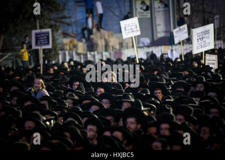 Gerusalemme, Israele. 28 Mar, 2017. Gli Ebrei Ultra-Orthodox prendere parte a una manifestazione di protesta contro l'esercito israeliano la coscrizione in Gerusalemme, 28 marzo 2017. Credito: JINI/Xinhua/Alamy Live News Foto Stock