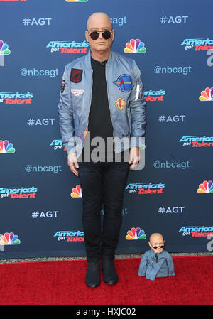 Pasadena, CA, Stati Uniti d'America. 27 Mar, 2017. 27 Marzo 2017 - Pasadena, California - Howie Mandel. NBC's ''America's Got Talent'' stagione Kickoff 12 detenuti a Pasadena Civic Auditorium. Photo credit: AdMedia Credito: AdMedia/ZUMA filo/Alamy Live News Foto Stock