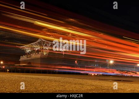 Taipei. 28 Mar, 2017. Luci colorate illuminano downtown Taipei nel sud-est della Cina di Taiwan Il 28 marzo 2017. Credito: Ou Dongqu/Xinhua/Alamy Live News Foto Stock