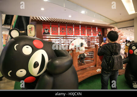 Ningbo, Ningbo, Cina. 28 Mar, 2017. Ningbo, Cina-marzo 28 2017: (solo uso editoriale. Cina OUT) .Un Kumamon mostra è tenuto presso un centro commerciale per lo shopping di Ningbo, Cina orientale della provincia di Zhejiang, Marzo 28th, 2017. Il tour mostra dura fino al 7 maggio 2017. Credito: SIPA Asia/ZUMA filo/Alamy Live News Foto Stock