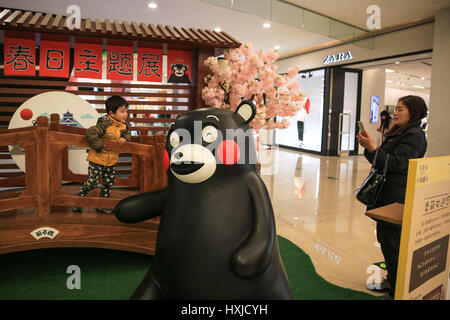 Ningbo, Ningbo, Cina. 28 Mar, 2017. Ningbo, Cina-marzo 28 2017: (solo uso editoriale. Cina OUT) .Un Kumamon mostra è tenuto presso un centro commerciale per lo shopping di Ningbo, Cina orientale della provincia di Zhejiang, Marzo 28th, 2017. Il tour mostra dura fino al 7 maggio 2017. Credito: SIPA Asia/ZUMA filo/Alamy Live News Foto Stock