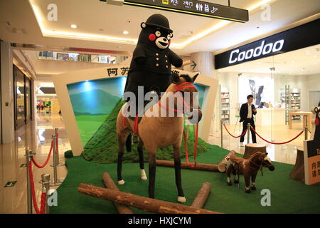 Ningbo, Ningbo, Cina. 28 Mar, 2017. Ningbo, Cina-marzo 28 2017: (solo uso editoriale. Cina OUT) .Un Kumamon mostra è tenuto presso un centro commerciale per lo shopping di Ningbo, Cina orientale della provincia di Zhejiang, Marzo 28th, 2017. Il tour mostra dura fino al 7 maggio 2017. Credito: SIPA Asia/ZUMA filo/Alamy Live News Foto Stock