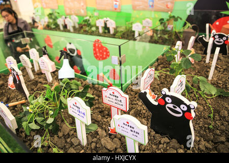 Ningbo, Ningbo, Cina. 28 Mar, 2017. Ningbo, Cina-marzo 28 2017: (solo uso editoriale. Cina OUT) .Un Kumamon mostra è tenuto presso un centro commerciale per lo shopping di Ningbo, Cina orientale della provincia di Zhejiang, Marzo 28th, 2017. Il tour mostra dura fino al 7 maggio 2017. Credito: SIPA Asia/ZUMA filo/Alamy Live News Foto Stock