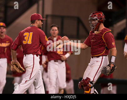 Los Angeles, CA, Stati Uniti d'America. 28 Mar, 2017. Brocca USC (31) Bryce Dyrda celebra con i suoi compagni di squadra dopo la chiusura della conferenza non gioco tra il San Diego State gli Aztechi e l'USC Trojans al campo Dedeaux in Los Angeles, California. USC sconfitto stato SD 2-0.(Credito: Juan Lainez/MarinMedia.org/Cal Sport Media) Credito: csm/Alamy Live News Foto Stock