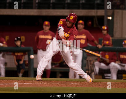 Los Angeles, CA, Stati Uniti d'America. 28 Mar, 2017. USC infielder (31) David Edson cerca di colpire la palla nel corso di una conferenza non gioco tra il San Diego State gli Aztechi e l'USC Trojans al campo Dedeaux in Los Angeles, California. USC sconfitto stato SD 2-0.(Credito: Juan Lainez/MarinMedia.org/Cal Sport Media) Credito: csm/Alamy Live News Foto Stock