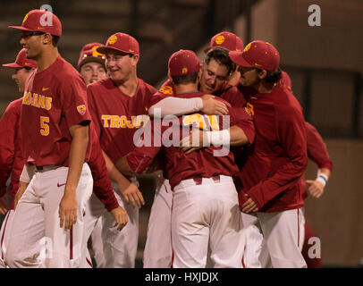 Los Angeles, CA, Stati Uniti d'America. 28 Mar, 2017. Brocca USC (31) Bryce Dyrda celebra con i suoi compagni di squadra dopo la chiusura della conferenza non gioco tra il San Diego State gli Aztechi e l'USC Trojans al campo Dedeaux in Los Angeles, California. USC sconfitto stato SD 2-0.(Credito: Juan Lainez/MarinMedia.org/Cal Sport Media) Credito: csm/Alamy Live News Foto Stock