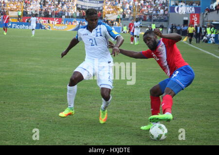 San Pedro Sula in Honduras . 28 marzo, 2017. Joel Campbell con la palla. Kendall Waston ha segnato nel secondo semestre per dare la visita in Costa Rica (2W-1D-1L, 7 punti) un pareggio con Honduras (1-1-2, 4) nel round finale di CONCACAF qualificazione per il 2018 FIFA World Cup il martedì a caldo il Estadio Francosco Morazan. Foto di Leonel Sandí | PHOTO MEDIA EXPRESS Credit: VWPics/Alamy Live News Foto Stock