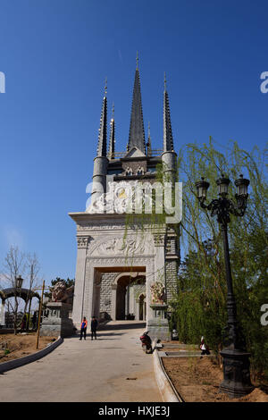 Shijiazhuang, Shijiazhuang, Cina. 28 Mar, 2017. Shijiazhuang, CINA-marzo 26 2017: (solo uso editoriale. Cina OUT).Gli edifici di Hebei Accademia delle Belle Arti guardando come "castello di Hogwarts' diventato famoso in Shijiazhuang, a nord della Cina di nella provincia di Hebei, Marzo 26th, 2017. Credito: SIPA Asia/ZUMA filo/Alamy Live News Foto Stock