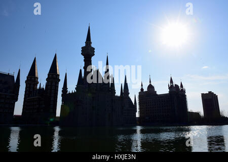 Shijiazhuang, Shijiazhuang, Cina. 28 Mar, 2017. Shijiazhuang, CINA-marzo 26 2017: (solo uso editoriale. Cina OUT).Gli edifici di Hebei Accademia delle Belle Arti guardando come "castello di Hogwarts' diventato famoso in Shijiazhuang, a nord della Cina di nella provincia di Hebei, Marzo 26th, 2017. Credito: SIPA Asia/ZUMA filo/Alamy Live News Foto Stock