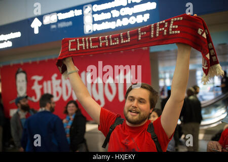 Una ventola di Chicago accoglie calcio tedesco giocatore Bastian SCHWEINSTEIGER in aeroporto O'Hare di Chicago, USA, 28 marzo 2017. Il centrocampista tedesco trasferiti da il club della Premier League Manchester United al vestito di MLS Chicago Fire su un contratto di un anno. Foto: Ting Shen/dpa Foto Stock