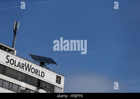 Bonn, Germania. 29 Mar, 2017. Pannelli solari sul tetto della sede della società tedesca Solarworld a Bonn, Germania, 29 marzo 2017. La lotta e fortemente indebitati ha rilasciato la sua relazione finanziaria annuale. Foto: Oliver Berg/dpa/Alamy Live News Foto Stock