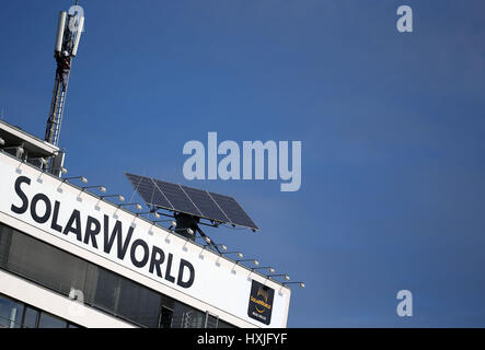 Bonn, Germania. 29 Mar, 2017. Pannelli solari sul tetto della sede della società tedesca Solarworld a Bonn, Germania, 29 marzo 2017. La lotta e fortemente indebitati ha rilasciato la sua relazione finanziaria annuale. Foto: Oliver Berg/dpa/Alamy Live News Foto Stock