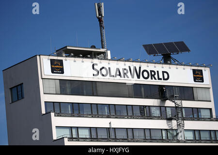 Bonn, Germania. 29 Mar, 2017. Pannelli solari sul tetto della sede della società tedesca Solarworld a Bonn, Germania, 29 marzo 2017. La lotta e fortemente indebitati ha rilasciato la sua relazione finanziaria annuale. Foto: Oliver Berg/dpa/Alamy Live News Foto Stock