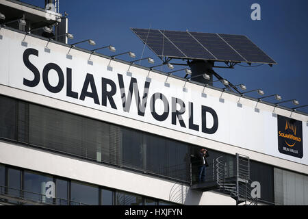 Bonn, Germania. 29 Mar, 2017. Pannelli solari sul tetto della sede della società tedesca Solarworld a Bonn, Germania, 29 marzo 2017. La lotta e fortemente indebitati ha rilasciato la sua relazione finanziaria annuale. Foto: Oliver Berg/dpa/Alamy Live News Foto Stock