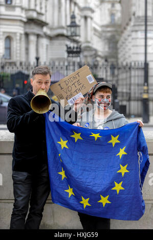 Londra, Regno Unito. 29 Mar, 2017. Pro-Europe dimostranti stadio a protestare, al di fuori di Downing Street. Oggi è il giorno che l'articolo 50 è formalmente attivato con una lettera manoscritta cuscinetto del primo ministro firma venga fornito all'Unione europea di oggi. Credito: Stephen Chung/Alamy Live News Foto Stock