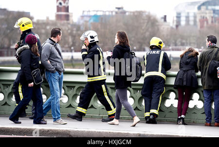 Londra, Regno Unito. 29 Mar, 2017. Servizi di emergenza sul Westminster Bridge oggi dopo un incidente avvenuto poco prima di mezzogiorno. Si tratta di una settimana su dopo Khalid Massud ucciso quattro persone a Westminster Credito: Simon Dack/Alamy Live News Foto Stock