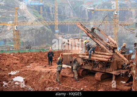 Changsha, Cina. 29 Mar, 2017. I lavoratori sono visto nella costruzione del sito di 'Xiangjiang Joy City Snow World' si trova in una fossa abbandonata in Changsha, capitale della centrale provincia cinese di Hunan, il 10 marzo 2017. 30.000 metri quadri indoor sci resort in una fossa profonda è in costruzione qui, con un parco acquatico sulla parte superiore per isolare il calore e la bassa temperatura di fondo da terra. Credito: Xinhua/Alamy Live News Foto Stock