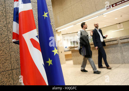 Bruxelles, Belgio. 29 Mar, 2017. La gente a piedi passato UK e bandiere dell'UE al Consiglio europeo di Bruxelles, Belgio, 29 marzo 2017. Ambasciatore britannico presso l'UE Tim Barrow consegnato un Brexit lettera di notifica al Consiglio europeo il presidente Donald Tusk qui il mercoledì. Credito: Voi Pingfan/Xinhua/Alamy Live News Foto Stock