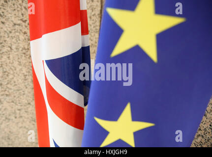 Bruxelles, Belgio. 29 Mar, 2017. Regno Unito e bandiera UE sono visti presso la Ue edificio del consiglio a Bruxelles, Belgio, 29 marzo 2017. Ambasciatore britannico presso l'UE Tim Barrow consegnato un Brexit lettera di notifica al Consiglio europeo il presidente Donald Tusk qui il mercoledì. Credito: Voi Pingfan/Xinhua/Alamy Live News Foto Stock