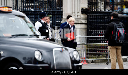 Londra, Regno Unito. 29 Mar, 2017. Boris Johnson arriva a piedi presso le Case del Parlamento per l'annuncio dell'articolo 50 essendo richiamato Credito: Simon Dack/Alamy Live News Foto Stock
