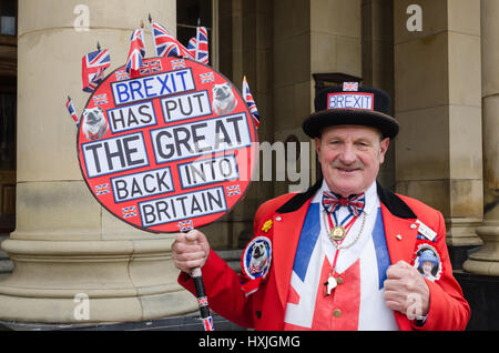 Birmingham, Regno Unito. 29 Mar, 2017. Sostenitore Brexit 'John Bull' celebra l'attivazione dell'articolo 50 da parte del regno unito di fronte a Birmingham Council House. Credit:Nick Maslen/Alamy Live News Foto Stock