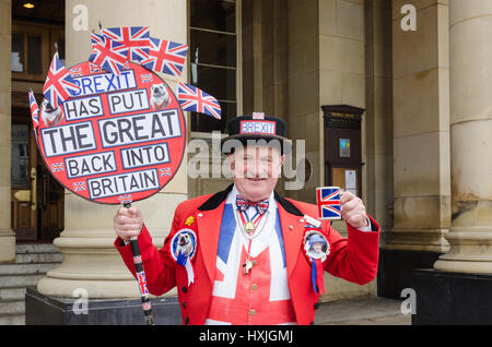 Birmingham, Regno Unito. 29 Mar, 2017. Sostenitore Brexit 'John Bull' celebra l'attivazione dell'articolo 50 da parte del regno unito di fronte a Birmingham Council House. Credit:Nick Maslen/Alamy Live News Foto Stock