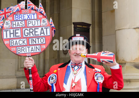 Birmingham, Regno Unito. 29 Mar, 2017. Sostenitore Brexit 'John Bull' celebra l'attivazione dell'articolo 50 da parte del regno unito di fronte a Birmingham Council House. Credit:Nick Maslen/Alamy Live News Foto Stock